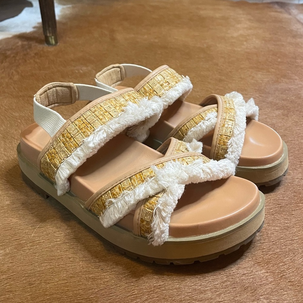 Coconuts by Matisse chunky slingback sandal with creme fringe Super cute Size 7